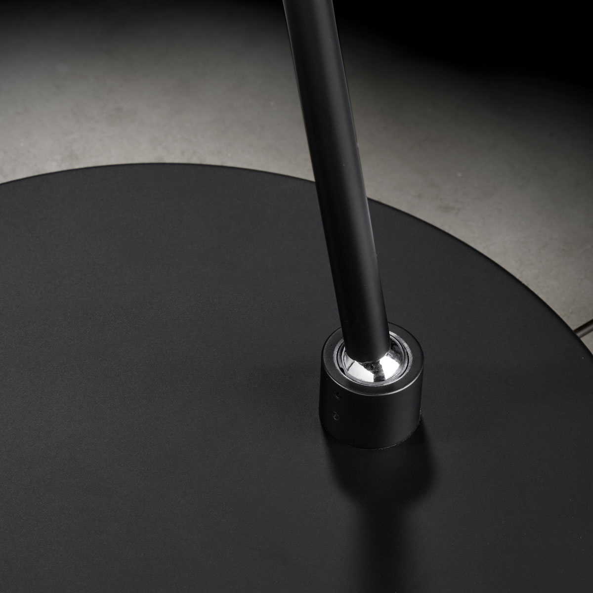 Plano S golvlampa svart